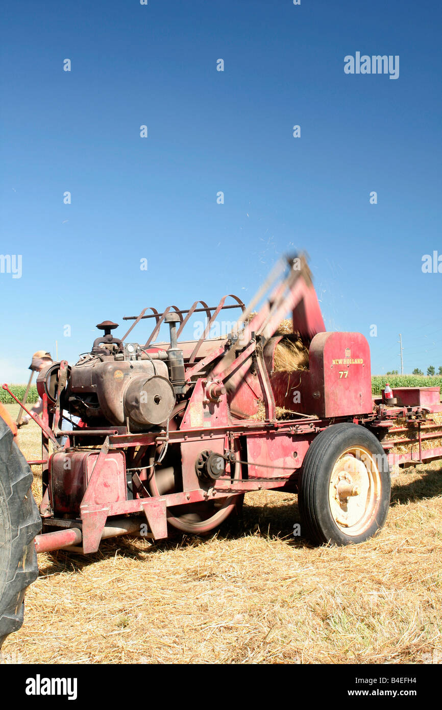 Moteur à essence à balles de foin old time farm show Banque D'Images