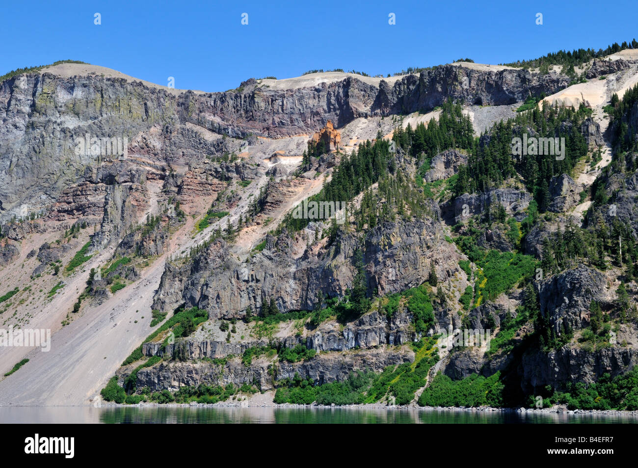 Pierre ponce le château se dresse sur une falaise rocheuse de la jante. Le Crater Lake National Park, Oregon, USA. Banque D'Images