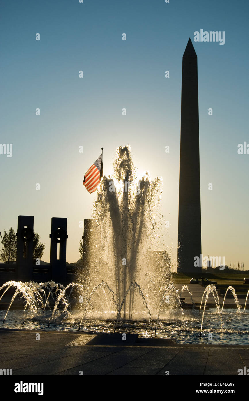 Fontaine à la World War II Memorial à Washington DC au lever du soleil Banque D'Images