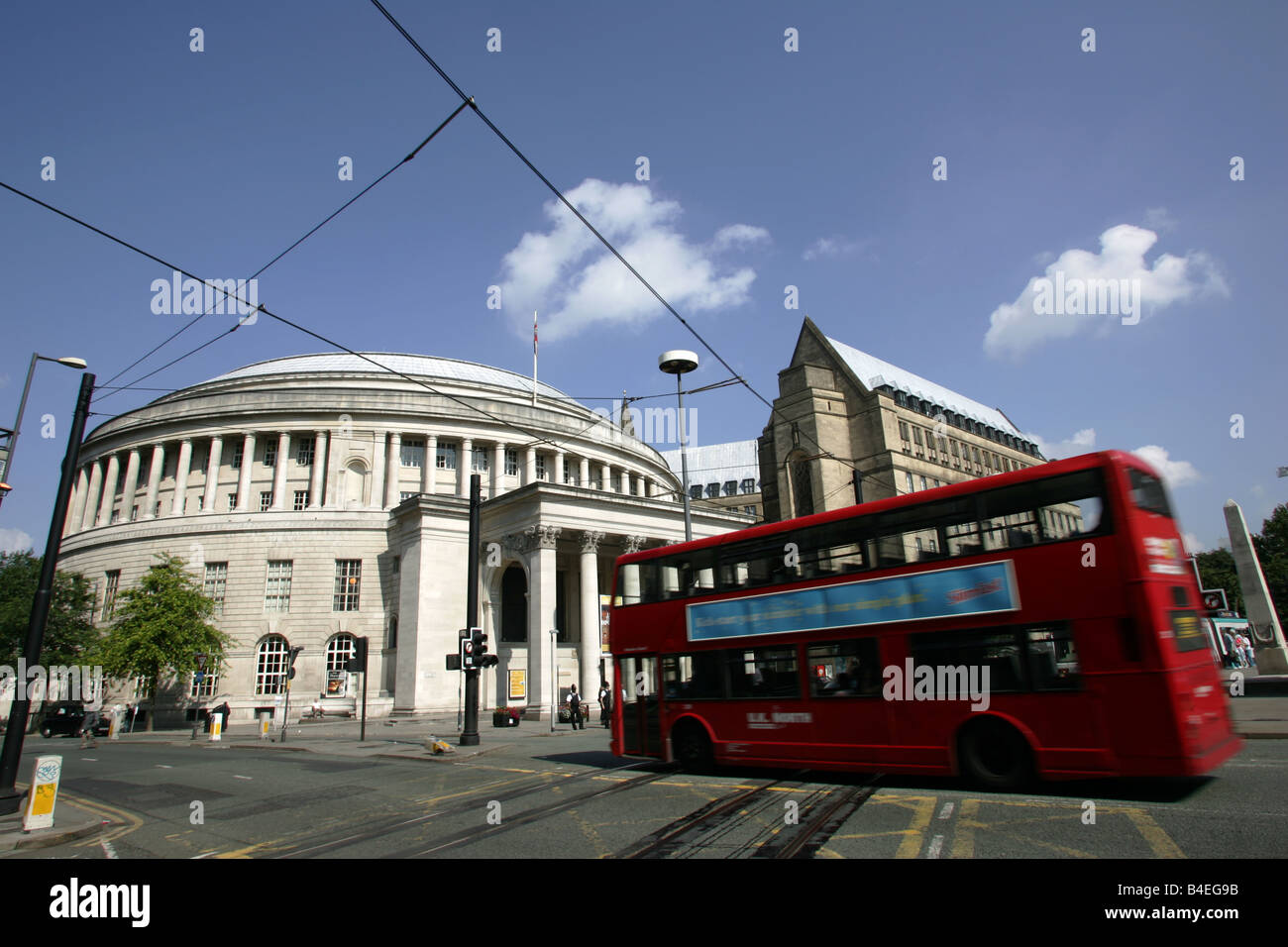 Red Bus dans le centre de Manchester UK Banque D'Images