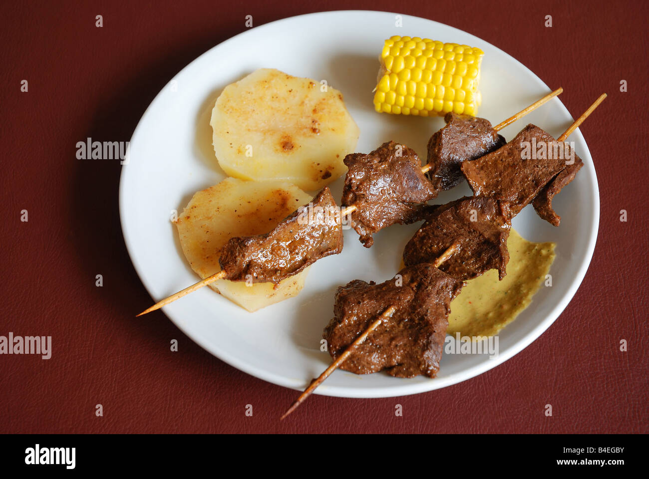 'Anticucho', l'Amérique du Sud populaires plat fait de petits morceaux de cœur de bœuf grillé brochette. Banque D'Images