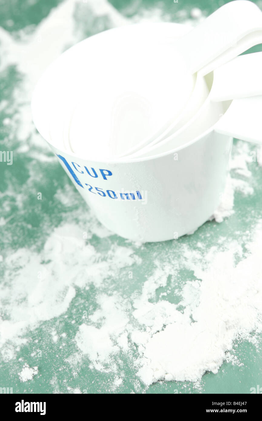 Tasses à mesurer isolé sur fond vert Banque D'Images