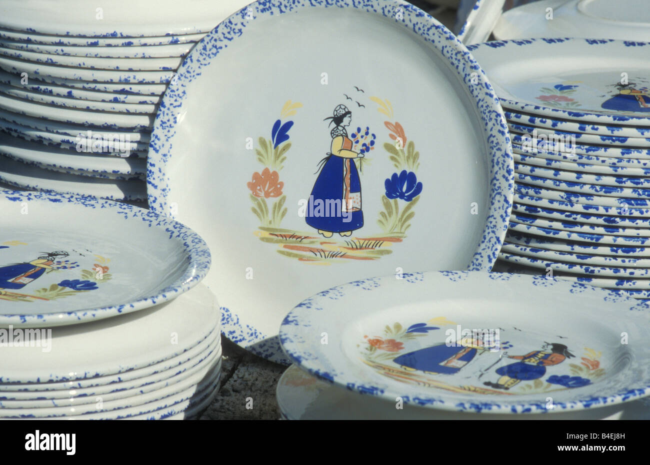 Assiettes peintes Souvenir poterie Céramique Bretagne France Photo Stock -  Alamy
