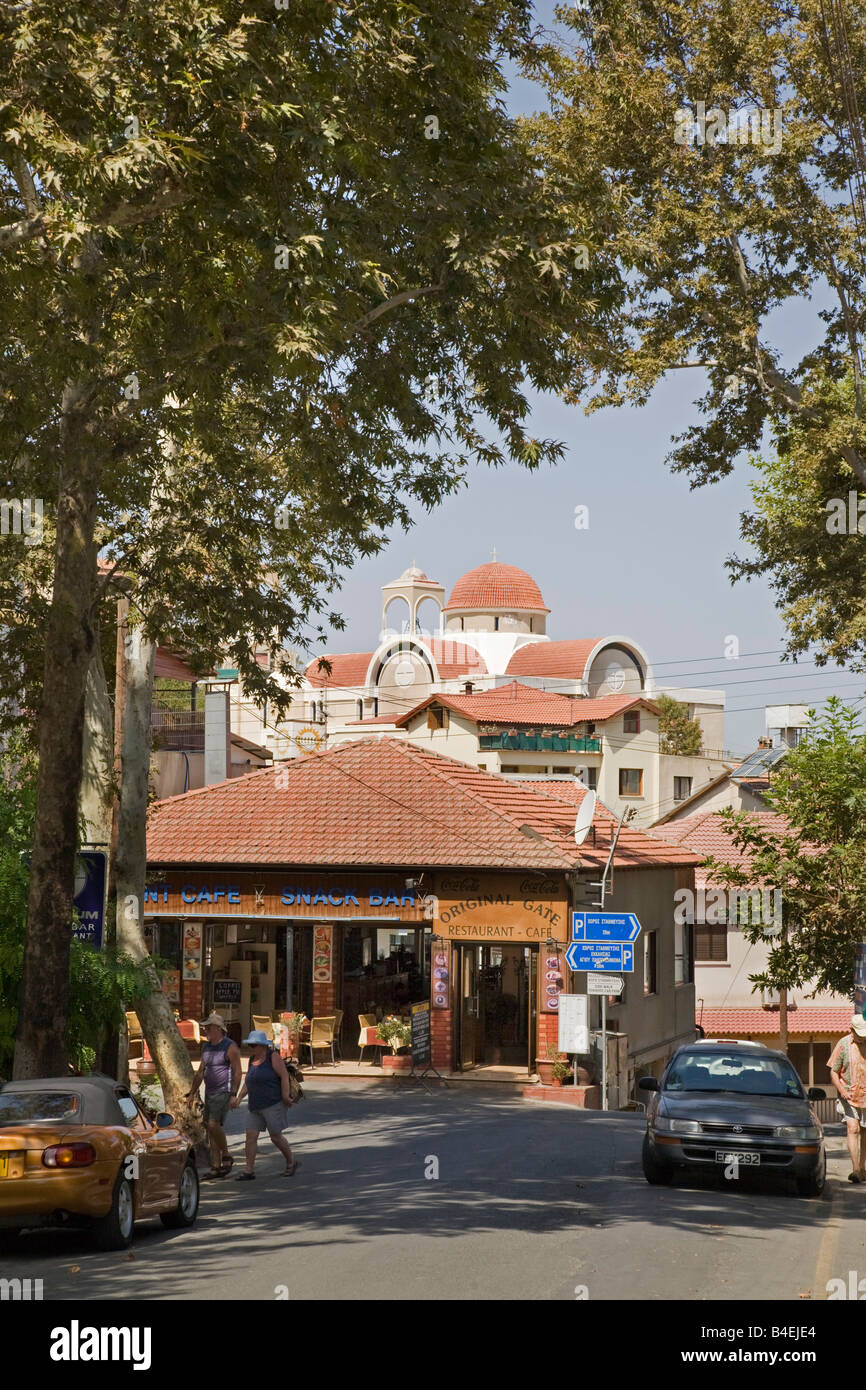 Le VILLAGE DE KAKOPETRIA dans le parc national forestier de Troodos. Le Agios Panteleimon couvent est dans l'arrière-plan Banque D'Images