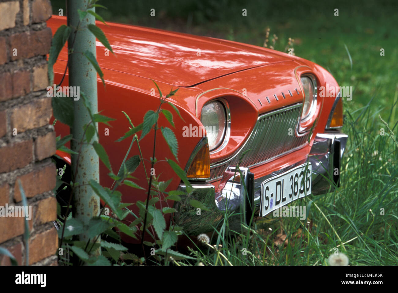 Voiture, Ford Taunus 17M P3, ' ' baignoire rouge-blanc, l'année de modèle 1960-1964, voiture d'époque, années 60, années 60, debout, devant, en diagonale Banque D'Images