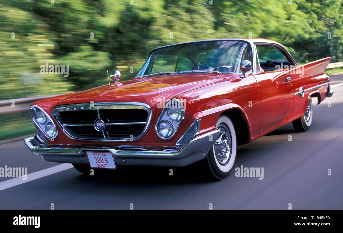 Voiture, Chrysler 300 G, vintage car, rouge, l'année de modèle 1964, 1960, années 60, la conduite, la diagonale avant, vue de face, vue de côté, route, c Banque D'Images