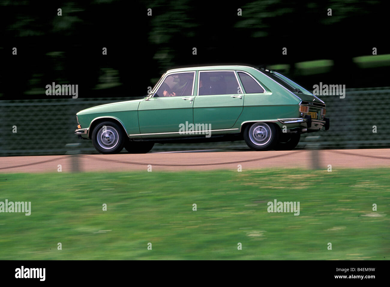 Voiture Renault 16 L Annee De Modele 1965 1978 Voiture D Epoque Annees 60 Annees 60 Annees 70 Annees 70 Vieille Voiture Berline Vert Conduite Side View Photo Stock Alamy