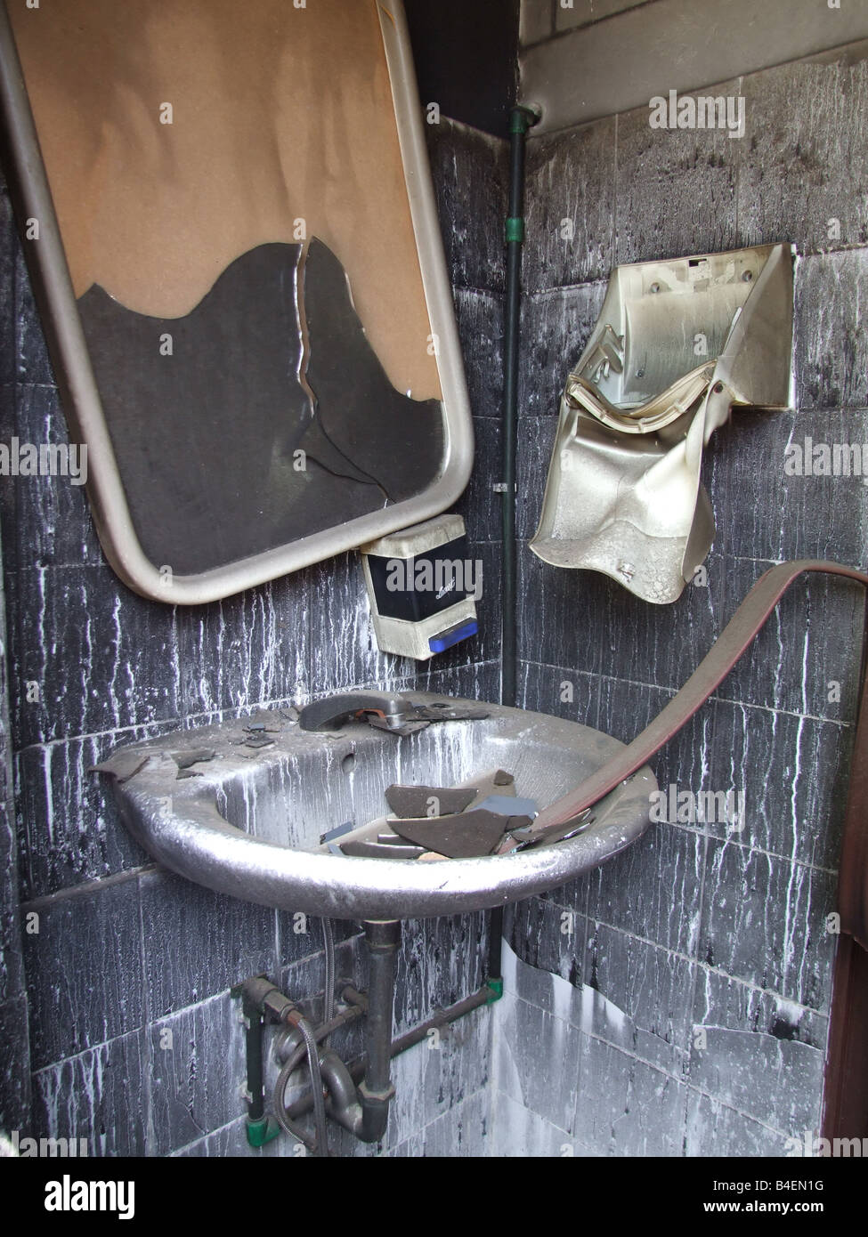 Détail d'une salle de bains privative détruit par un incendie Banque D'Images