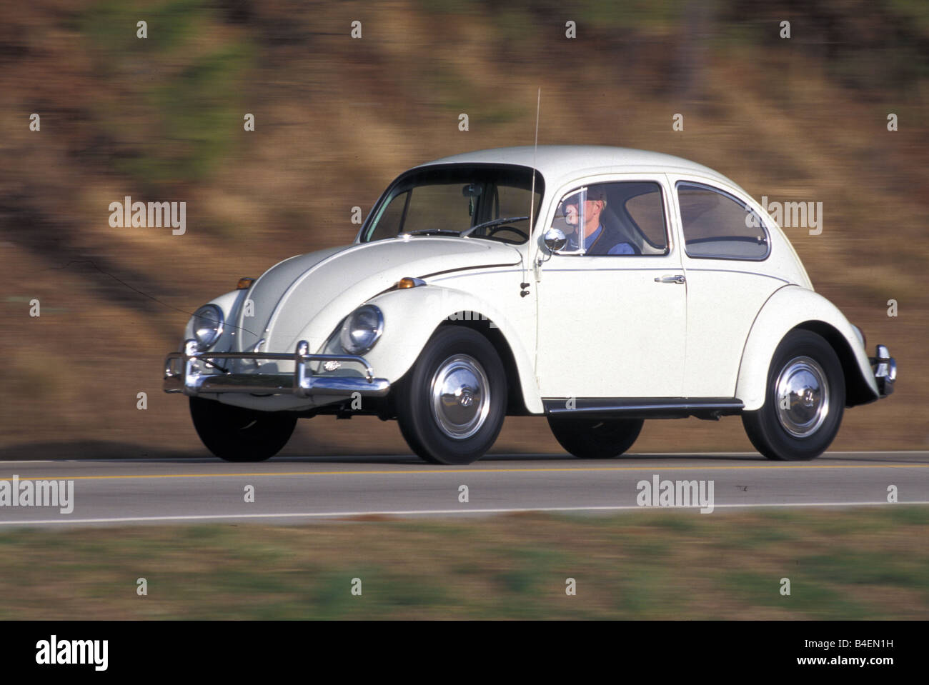 Voiture, VW, Volkswagen, beetle 1300, l'année de modèle 1965-1973, vintage, voiture ancienne, années 60, années 60, années 70, années 70, la conduite, le chemin Banque D'Images