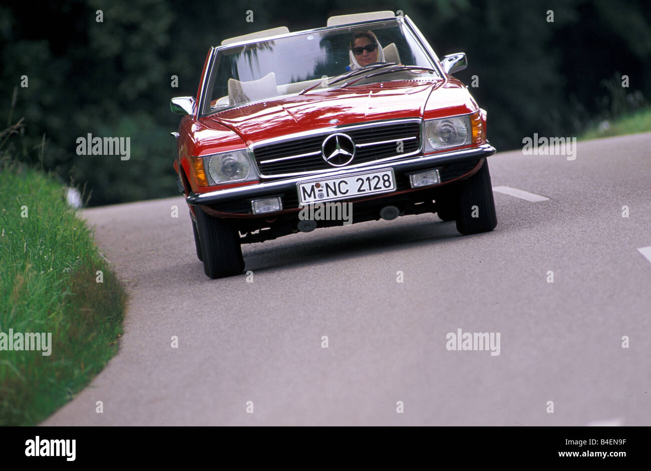 Voiture, femme et femme, voiture, voiture Mercedes-convertibles, foulard,  écharpe, road, route de campagne, la conduite, la diagonale, avant/vi Photo  Stock - Alamy