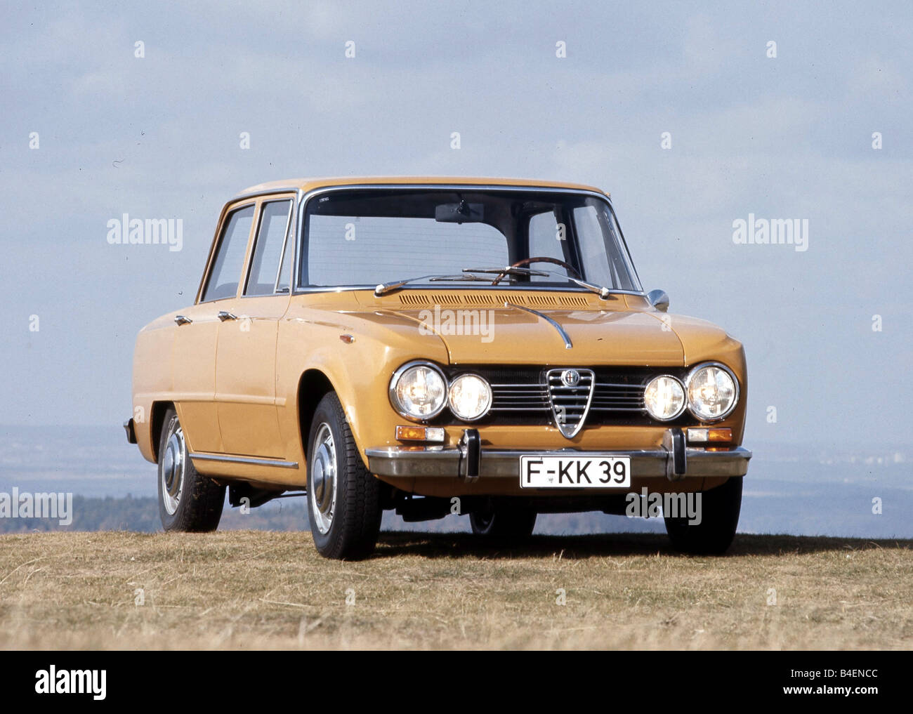 Voiture, Alfa Romeo Giulia 1750, Sedan, jaune, ocker, l'année de modèle d'environ 1967-1972, voiture d'époque, années 60, années 60, années 70, années 70, Banque D'Images