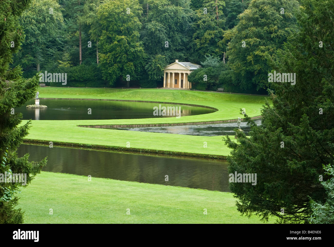 L'eau de Studley Royal Gardens Banque D'Images