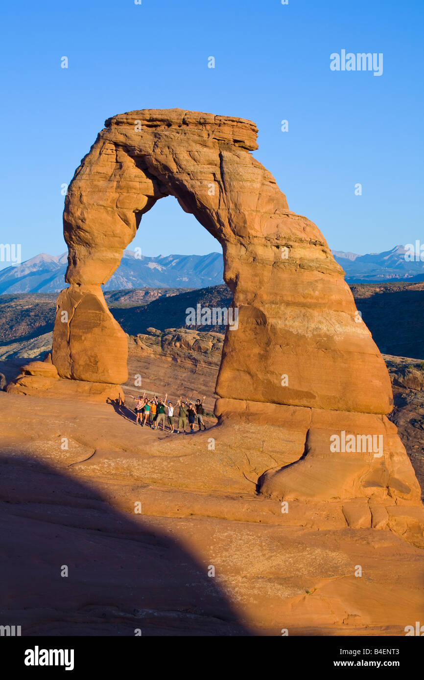 Groupe de personnes à Delicate Arch Arches National Park Utah USA au coucher du soleil Banque D'Images