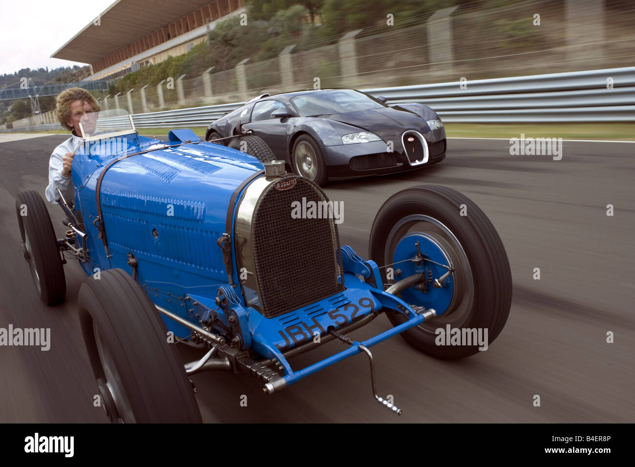 Bugatti 51 A (Blue, l'année de modèle 1931-36, vintage car, 30er années) und Bugatti Veyron 16.4 (modèle de l'année 2005-, noir), la conduite, dia Banque D'Images