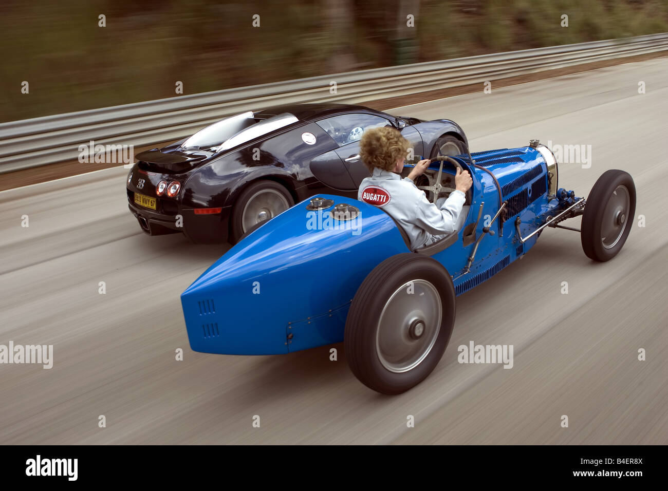 Bugatti 51 A (Blue, l'année de modèle 1931-36, vintage car, 30er années) und Bugatti Veyron 16.4 (modèle de l'année 2005-, noir), la conduite, dia Banque D'Images