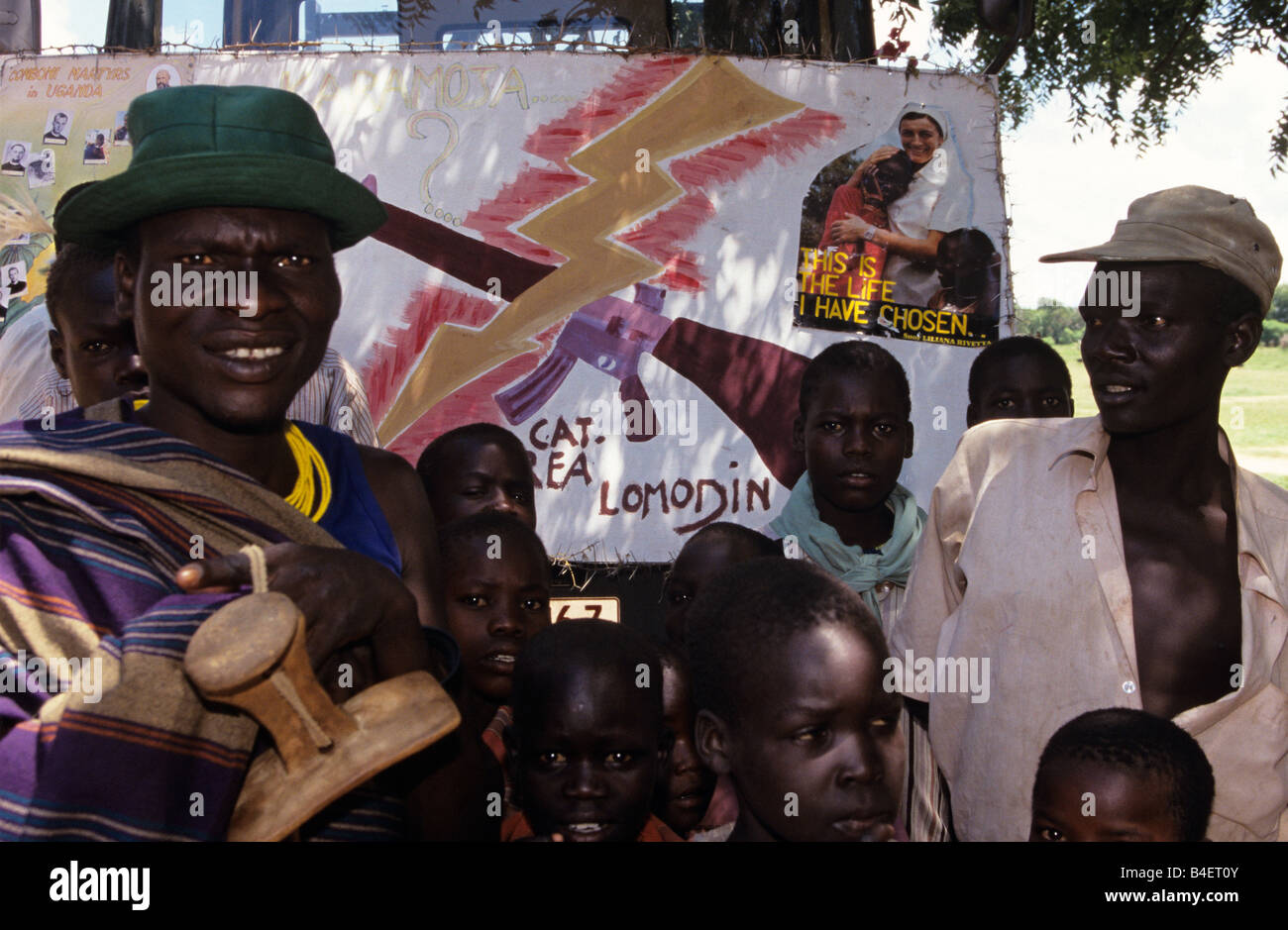 Les Karamojong pour protester contre la possession d'armes à feu, de Karamoja, en Ouganda Banque D'Images