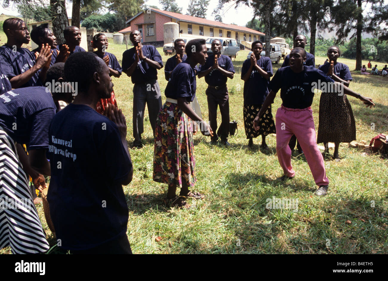 Les membres du personnel de santé en matière de reproduction de la Communauté (CRHW) exécution de jouer dans le village, de l'Ouganda Banque D'Images