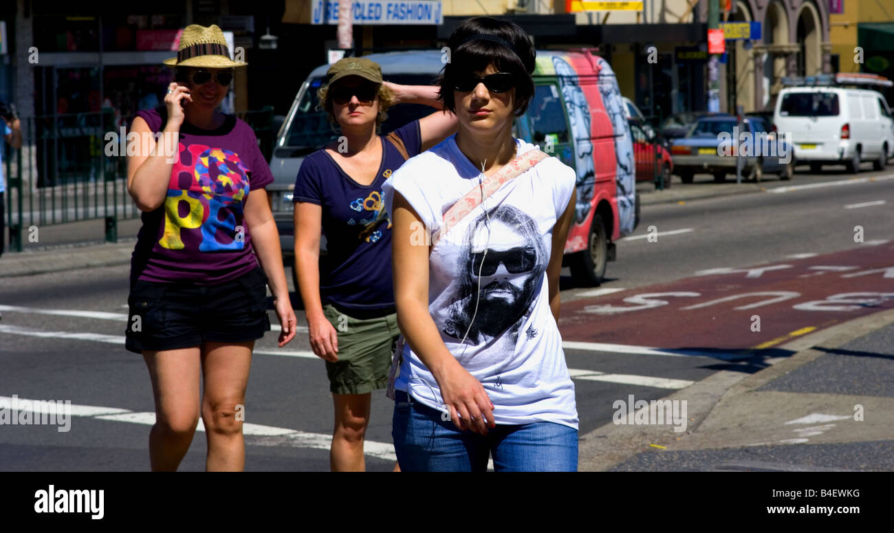 Une femme traverse la rue en Newtown Sydney. Banque D'Images