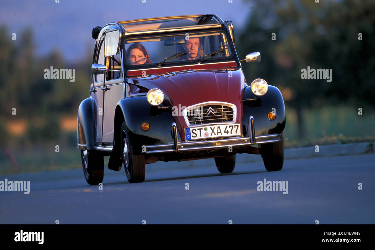 Voiture, Citroen 2CV Charleston, Sedan, l'année de modèle 1980-1989, vieille voiture, rouge-noir, conduite, route, chemin de campagne, avant, avant diagonal Banque D'Images