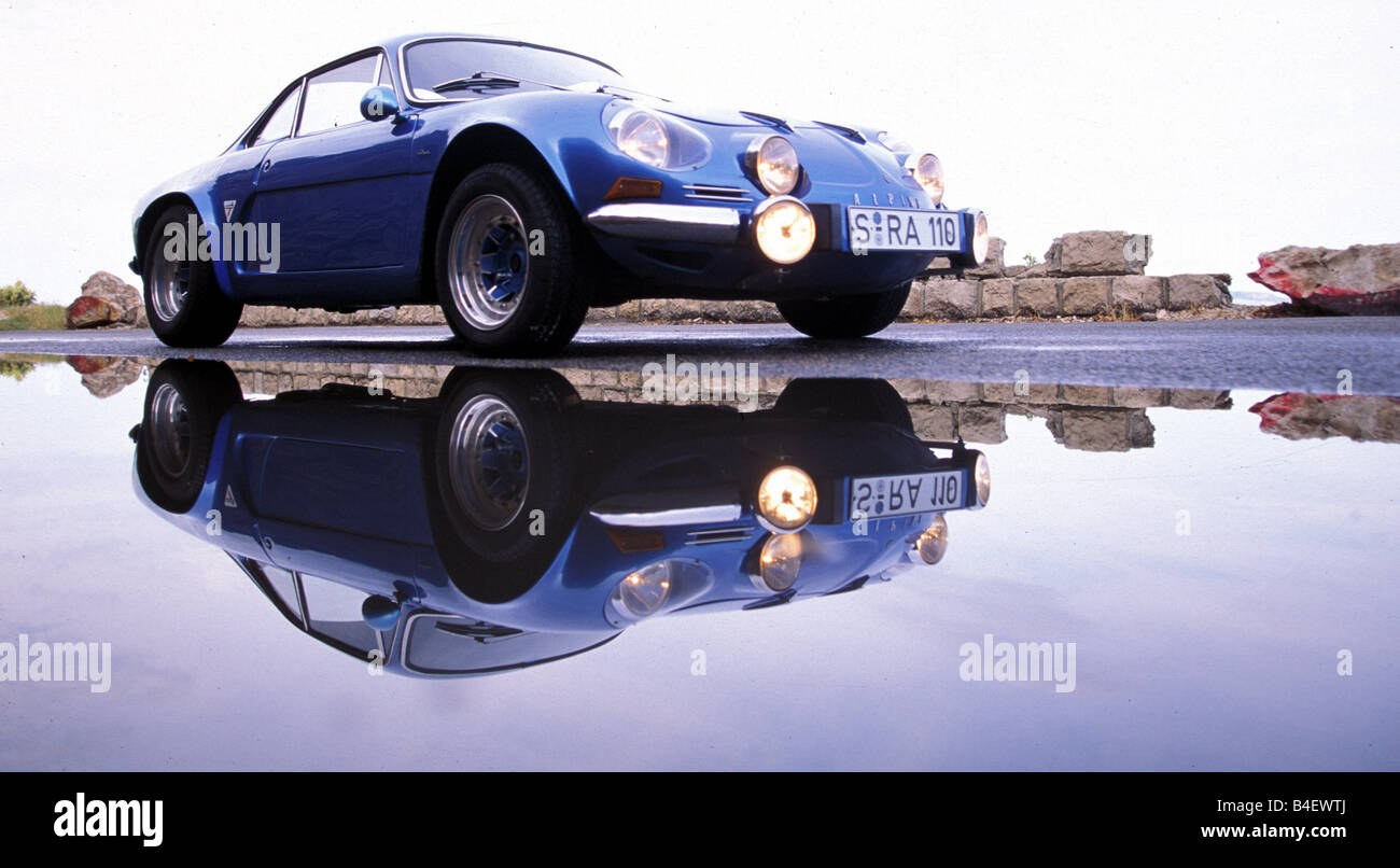 Voiture, Renault Alpine A110, voiture de sport, coupé, cabriolet, bleu, année modèle 1962-1977, voiture d'époque, années 60, années 60, debout, la diagonale Banque D'Images
