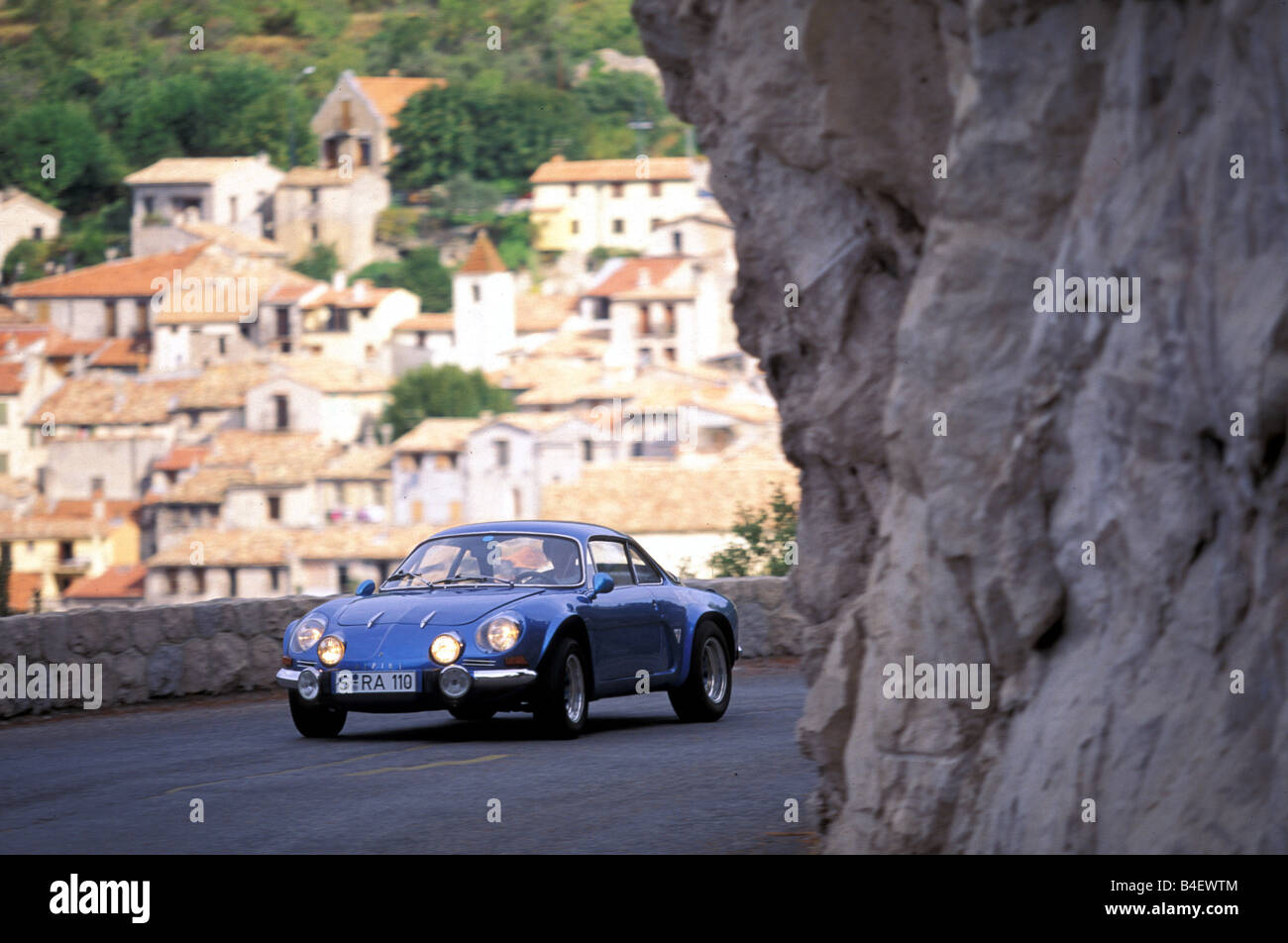Voiture, Renault Alpine A110, voiture de sport, coupé, cabriolet, bleu, année modèle 1962-1977, voiture d'époque, années 60, années 60, conduite, route, de conseil Banque D'Images