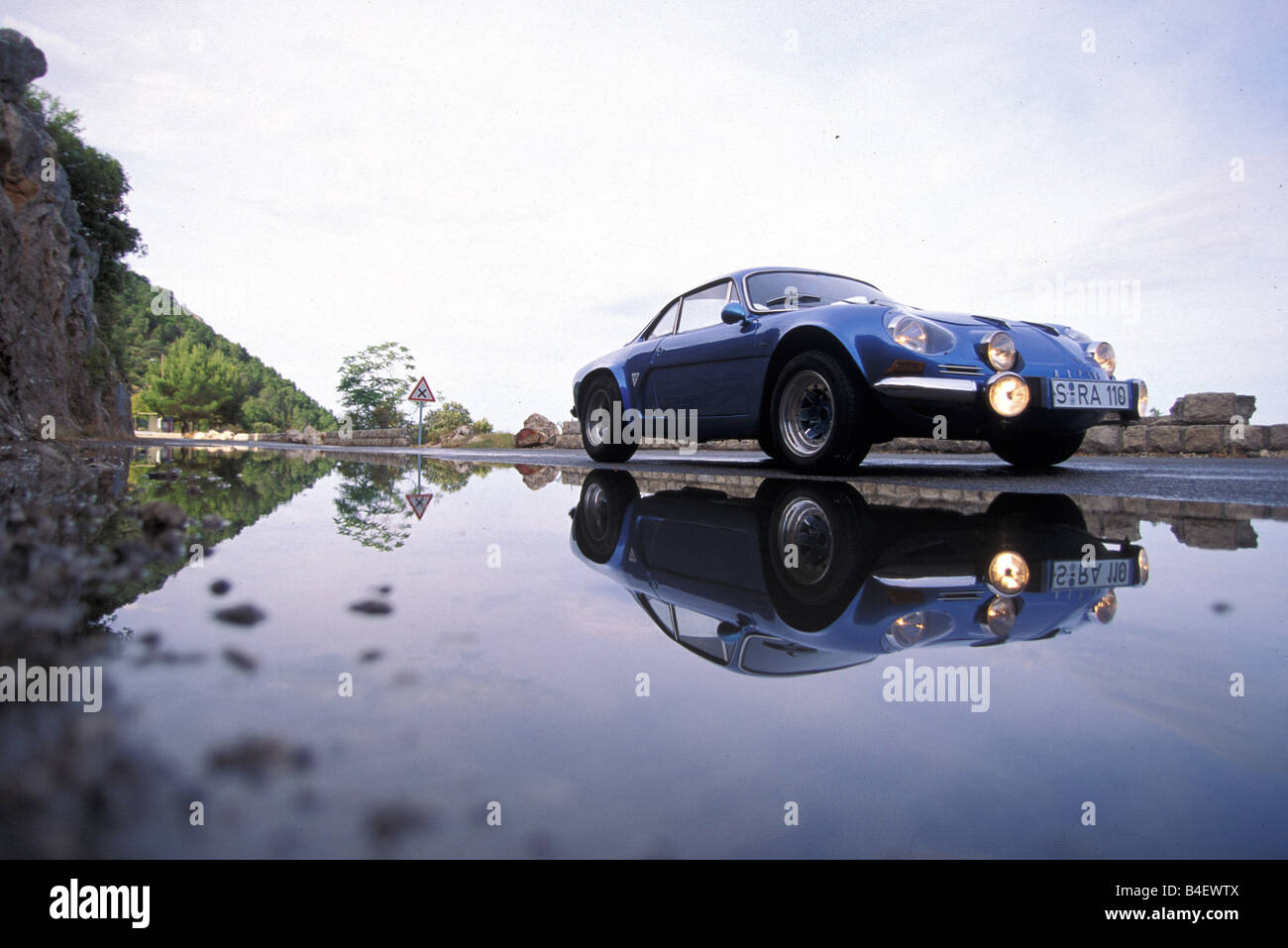 Voiture, Renault Alpine A110, voiture de sport, coupé, cabriolet, bleu, année modèle 1962-1977, voiture d'époque, années 60, années 60, debout, la diagonale Banque D'Images