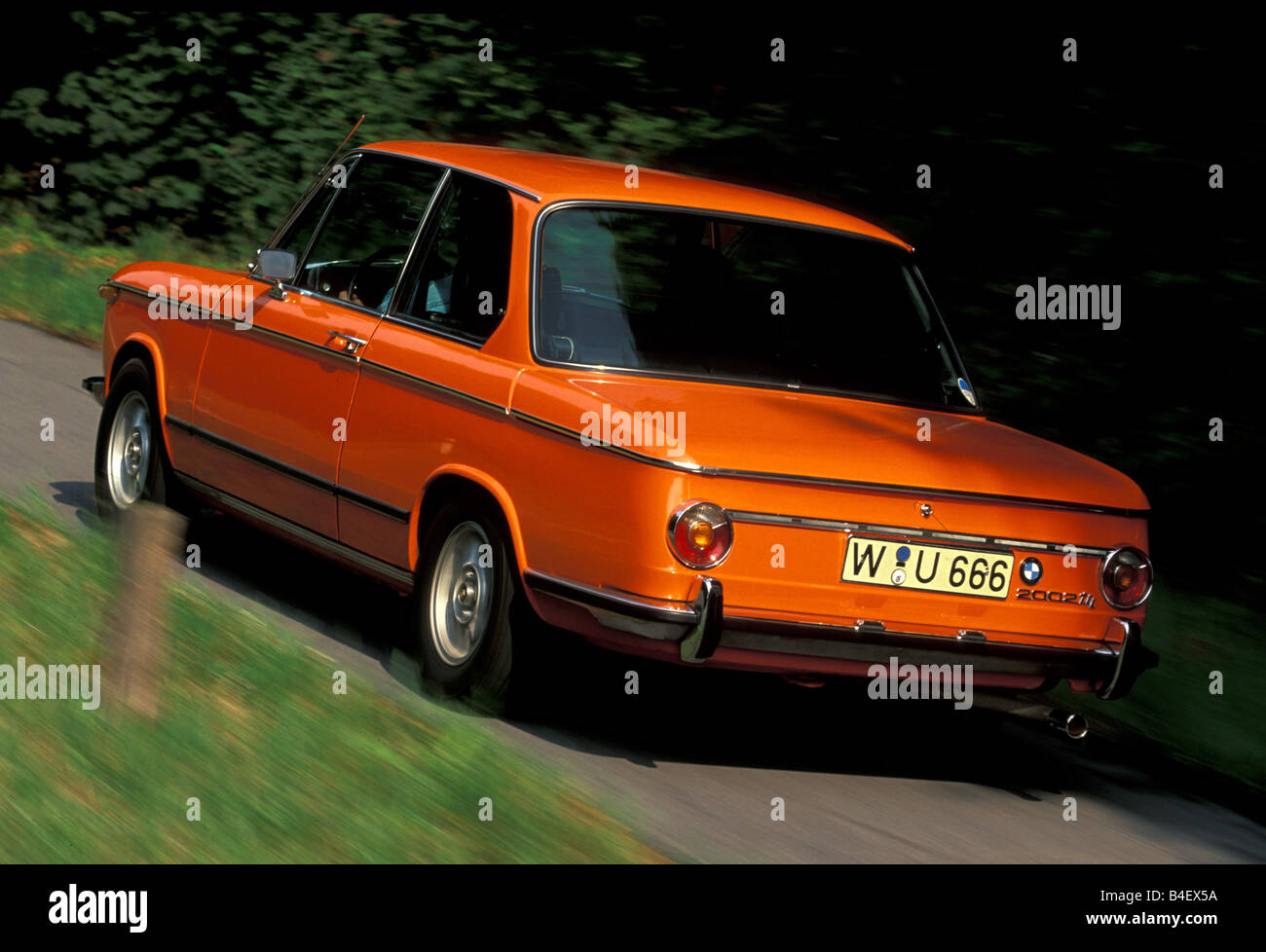 Voiture, BMW 2002 tii, sedan, classe moyenne, moyennes, vintage car, orange, l'année de modèle 1968-1975, la conduite, la diagonale de retour, retour vi Banque D'Images