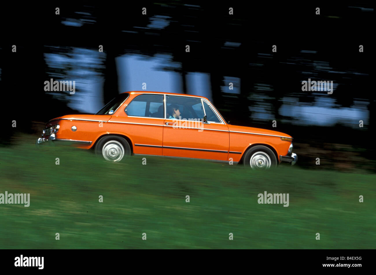 BMW 2002 tii orange en horloge miniature 02 | AUTO HORLOGE