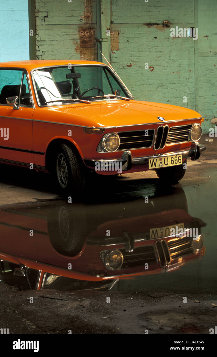 Voiture, BMW 2002 tii, sedan, classe moyenne, moyennes, vintage car, orange, l'année de modèle 1968-1975, Comité permanent, avant, avant diagonal Banque D'Images