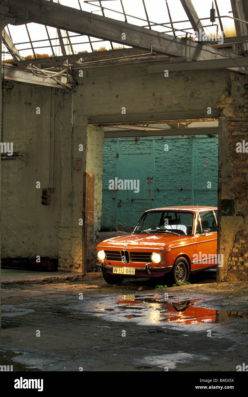 Voiture, BMW 2002 tii, sedan, classe moyenne, moyennes, vintage car, orange, l'année de modèle 1968-1975, Comité permanent, avant, avant diagonal Banque D'Images