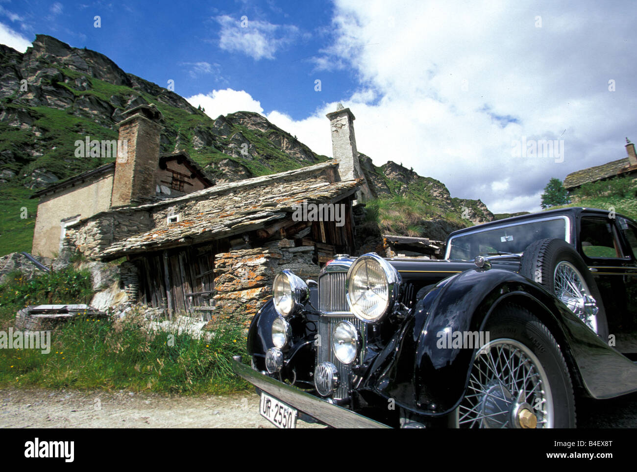 Voiture, Alvis, vintage car, berline, noir, l'année de modèle 1940, 1940, mi quarantaine, debout, la diagonale avant, vue de face, vue de côté, les terres Banque D'Images