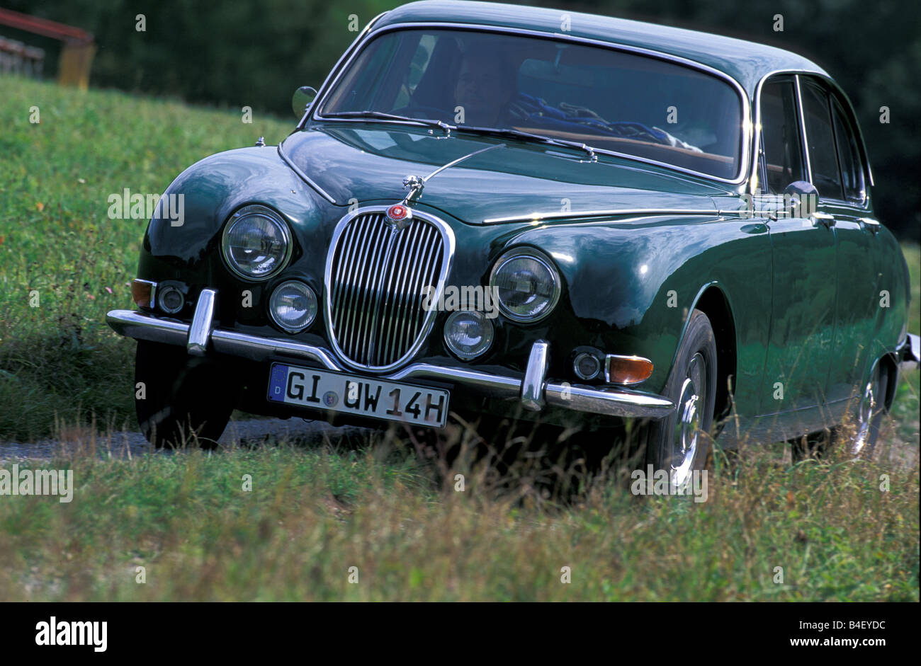 Voiture, Jaguar S-Type 3.4, voiture d'époque, années 60, années 60, vert foncé, sedan, la conduite, la diagonale avant, vue avant, route, chemin de campagne, Banque D'Images