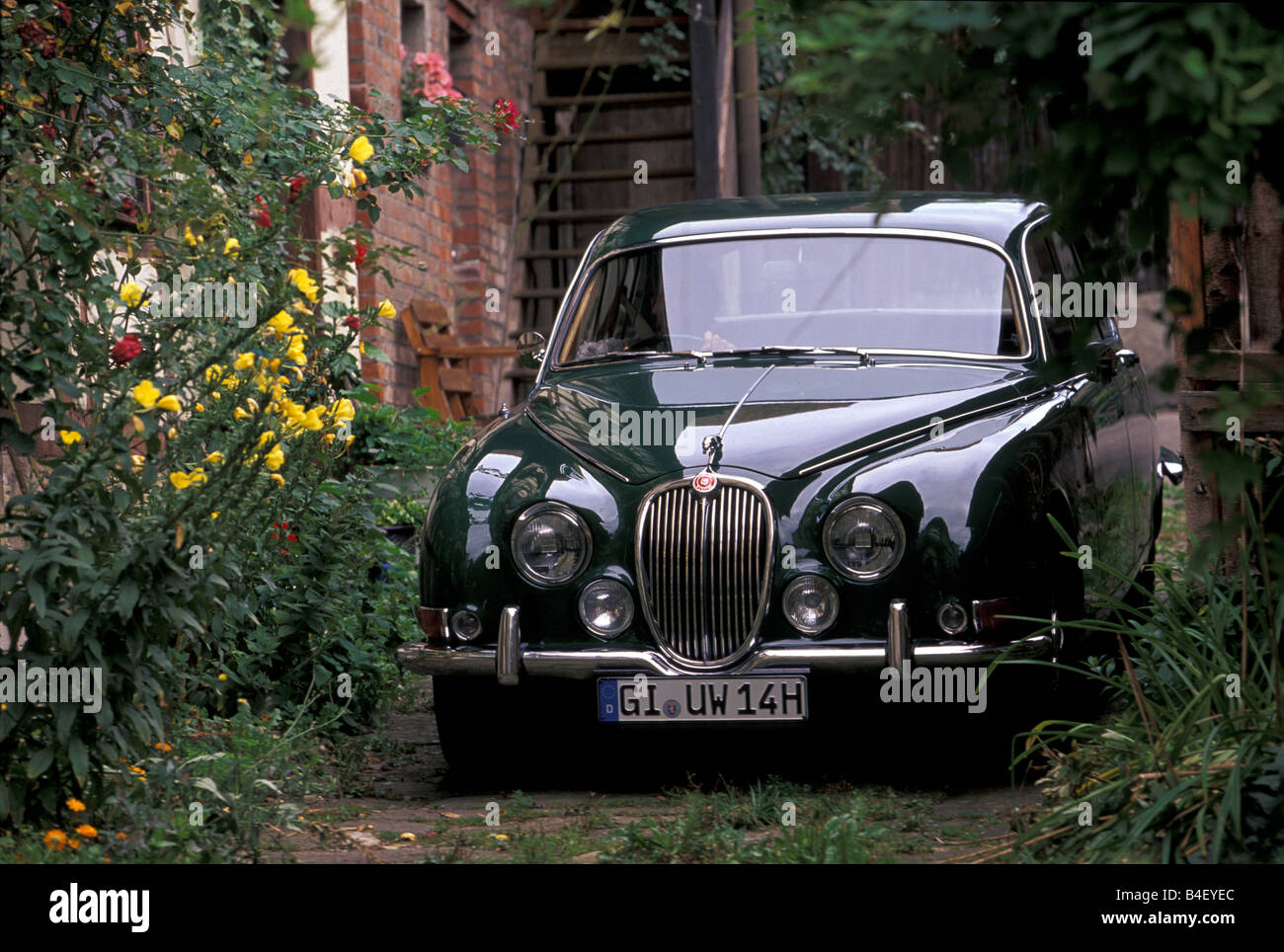Voiture, Jaguar S-Type 3.4, voiture d'époque, années 60, années 60, vert foncé, sedan, debout, la diagonale avant, vue de face, paysage, paysage Banque D'Images