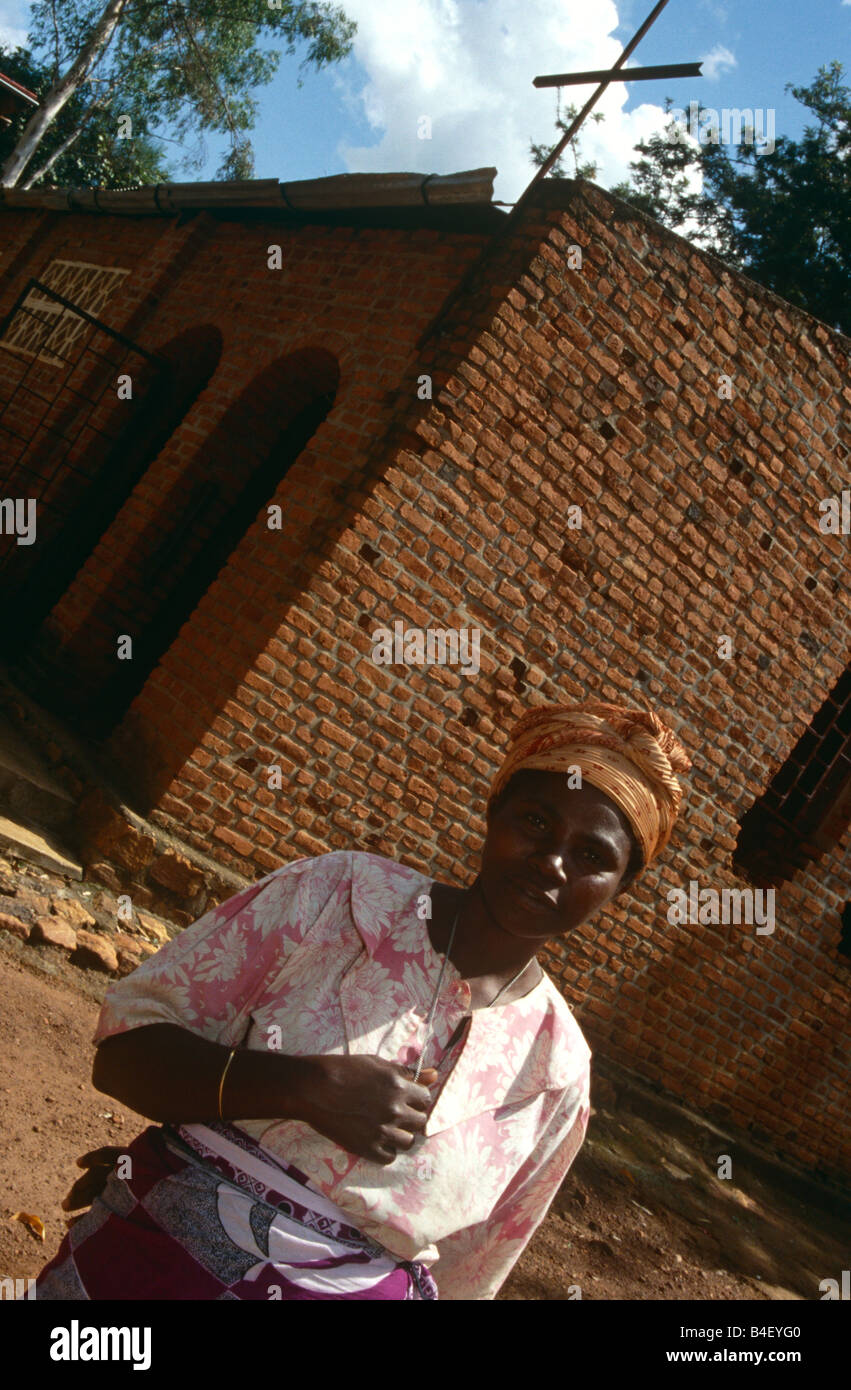 Une femme à l'église de Ntarama, un massacre au cours du génocide de 1994 au Rwanda. Banque D'Images