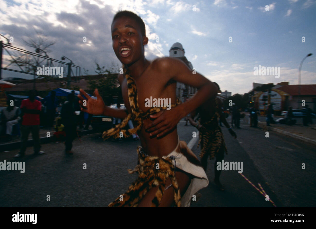 Une tribu ethnique d'effectuer dans les rues de Johannesburg en Afrique du Sud. Banque D'Images