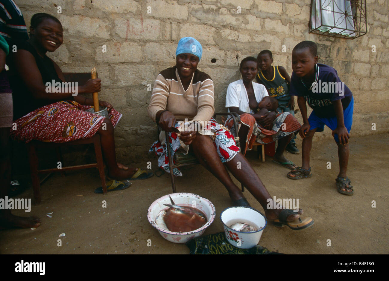 Les femmes préparer un poisson dans la rue, Angola Banque D'Images