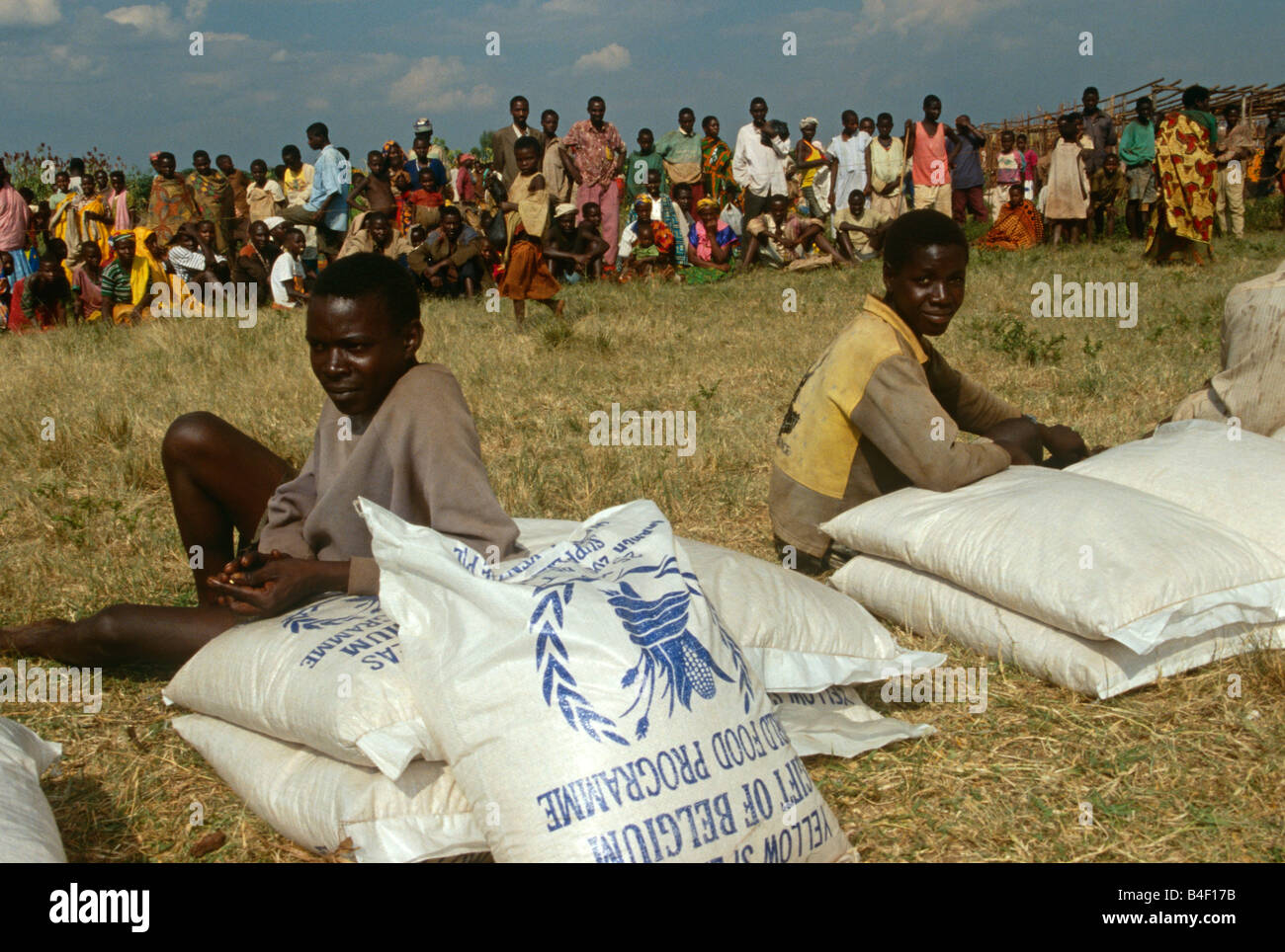 Les personnes en attente de distribution alimentaire par le PAM au Burundi. Banque D'Images