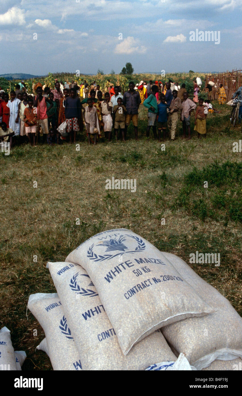 Les gens attendent une distribution par le PAM au Burundi. Banque D'Images