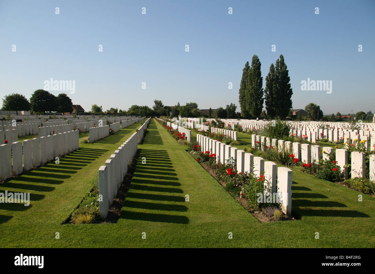 La vue sur des pierres tombales dans le cimetière de Tyne Cot du Commonwealth à Zonnebeke, Belgique. Banque D'Images La vue sur des pierres tombales dans le cimetière de Tyne Cot du Commonwealth à Zonnebeke, Belgique. Banque D'Images