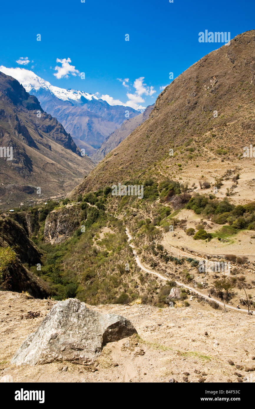 Vue depuis le sentier des Incas montrant le chemin sentier ci-dessous dans les hautes Andes du Pérou le premier jour des quatre jours de marche. Banque D'Images