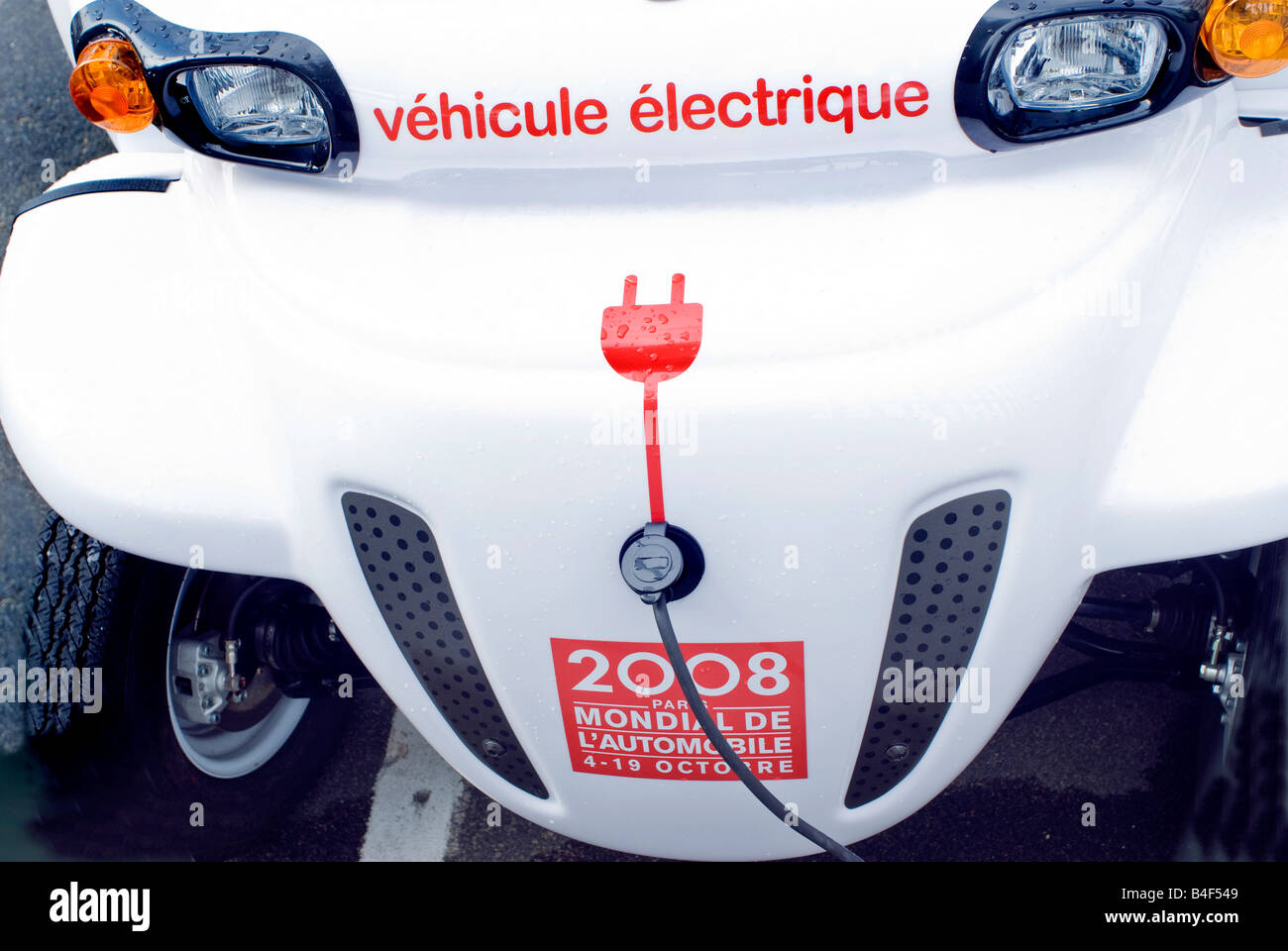 Paris France, 'Matra Company' 'Voiture électrique' à l'extérieur de recharge Microcar voitures 'micro' 'Close up' Plug "ultra light" Banque D'Images