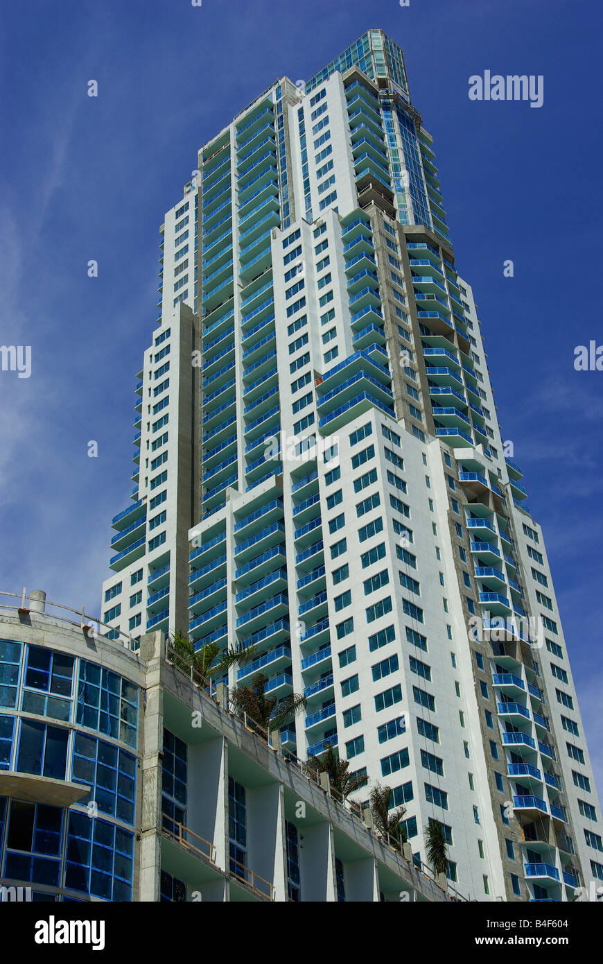 Un grand édifice à condos dans le centre-ville de Miami, Floride Banque D'Images