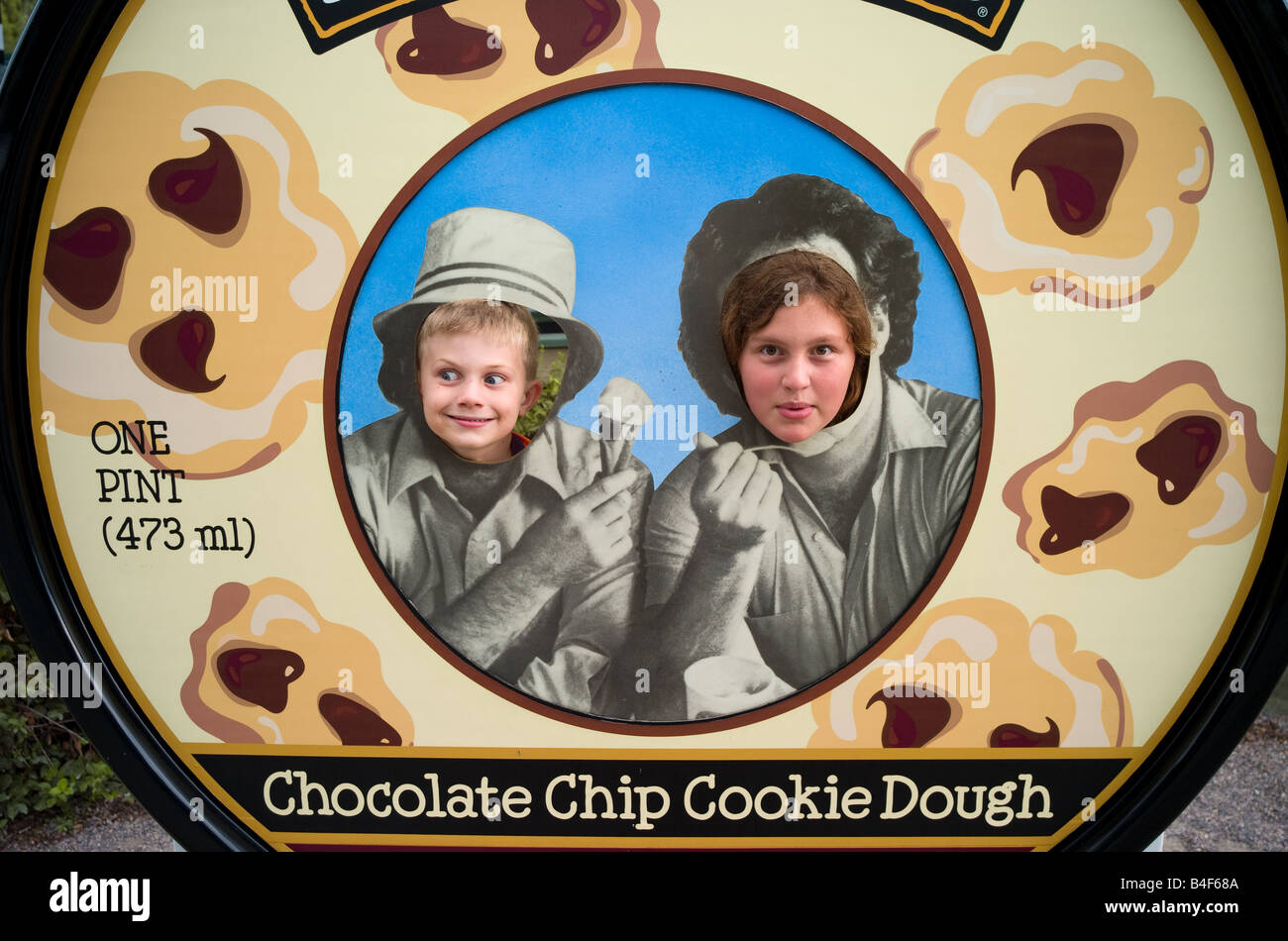 Les enfants posent de remorquage derrière une peinture à l'Ben et Jerry's siège social mondial à Waterbury VT USA Banque D'Images