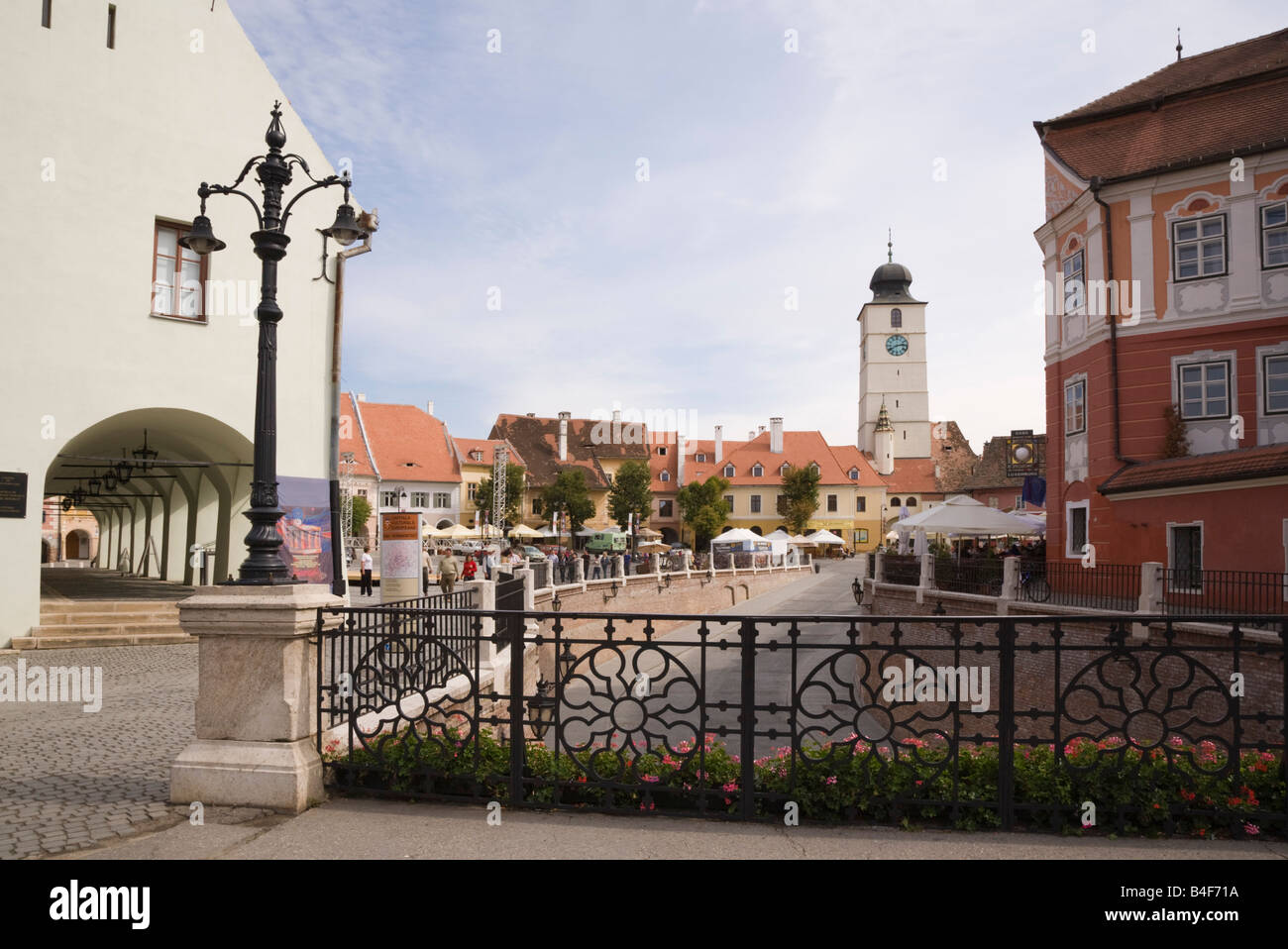 La Transylvanie Sibiu Roumanie Europe. Anciens bâtiments de la place Piata Mica de menteurs Bridge dans centre historique de la ville Banque D'Images