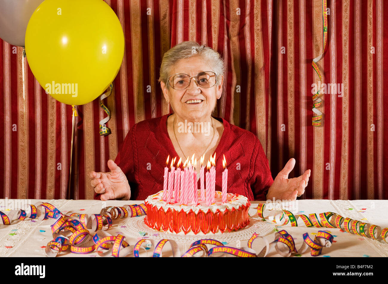 Vieille Grand Mere Heureux Profiter De Son Gateau Plein De Bruler Des Bougies Pour Un Anniversaire Special Photo Stock Alamy Vieille Grand Mere Heureux Profiter De Son Gateau Plein De Bruler Des Bougies Pour Un Anniversaire Special Photo Stock Alamy