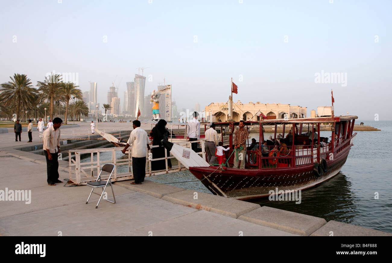 Les familles à bord d'un dhow plaisir amarré sur la Corniche à Doha Qatar les petits bateaux offrent des excursions autour de la baie Banque D'Images