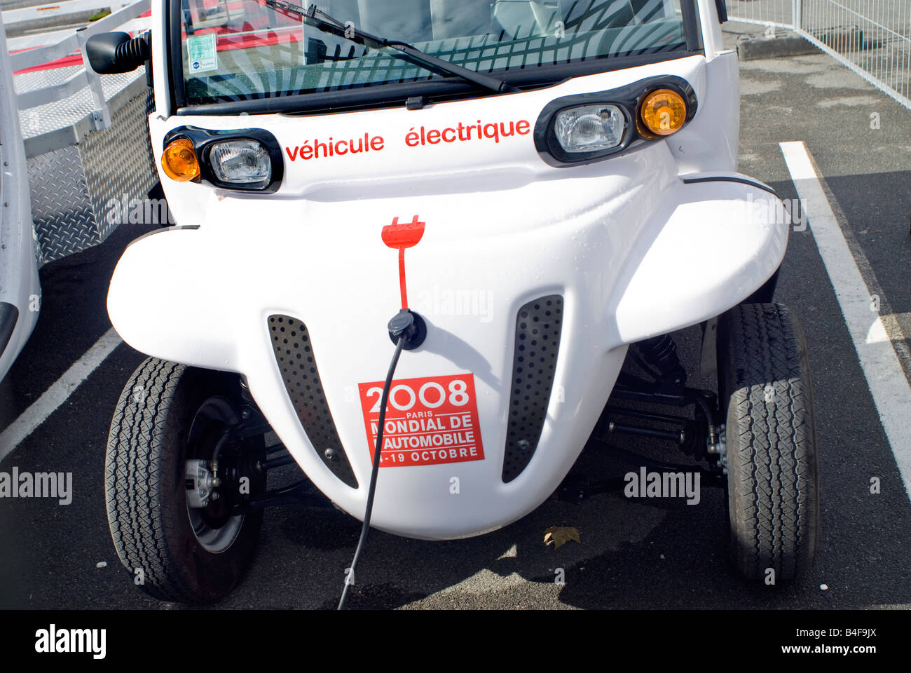 Paris, France, société, Matra, recharge de voiture électrique à l'extérieur sur parking à 'Paris Auto Show' véhicule plug Ultra Light Banque D'Images