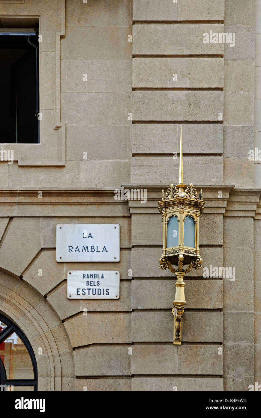 Une plaque de rue et le mur de la lumière sur un bâtiment sur "la rambla" Barcelone, Espagne Banque D'Images