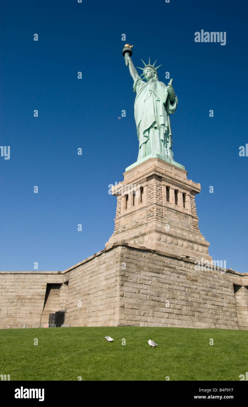 Statue de la liberté dans le port de New York Banque D'Images