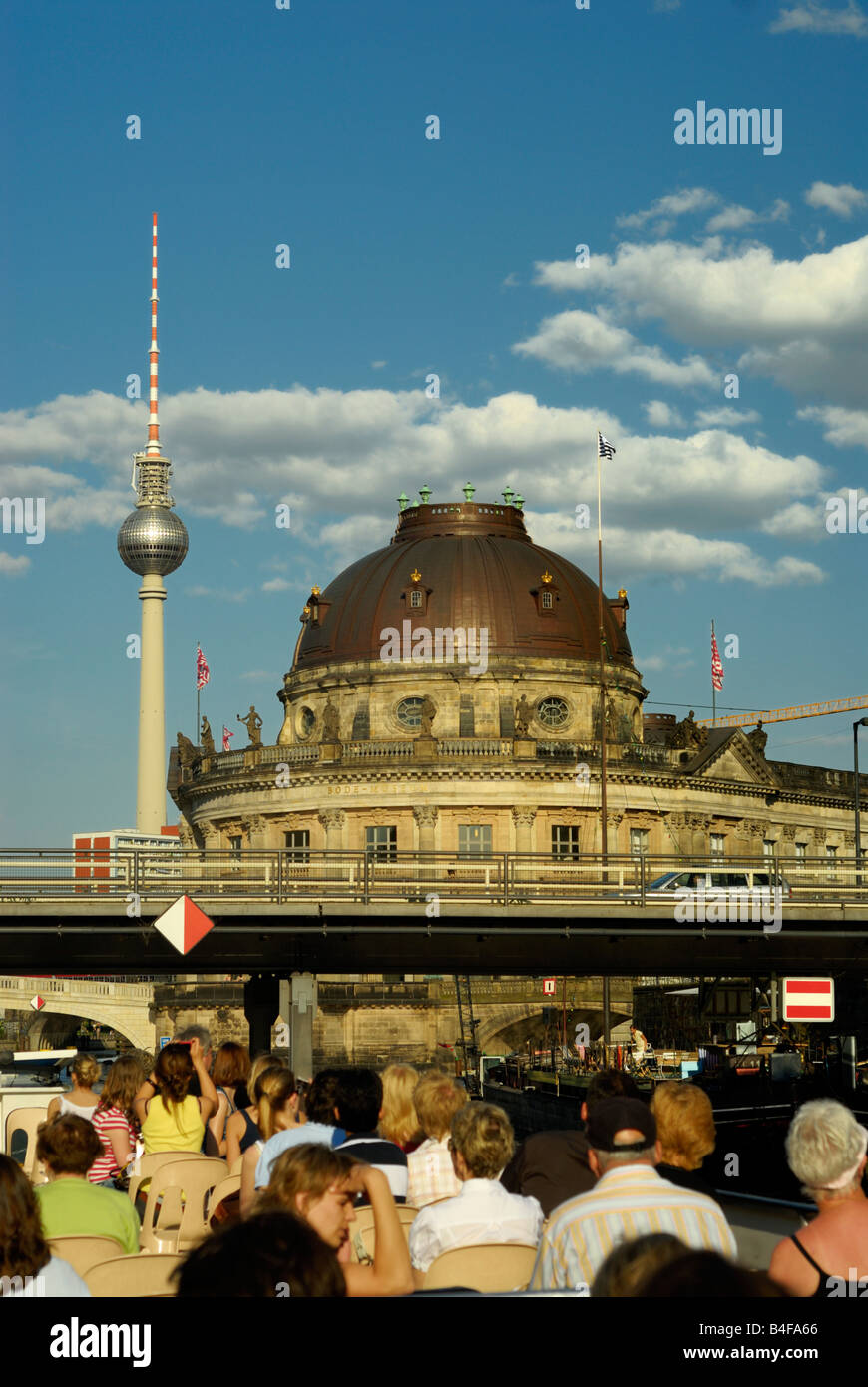 Spree bateau près de Musée de Bode, Berlin, Allemagne Banque D'Images
